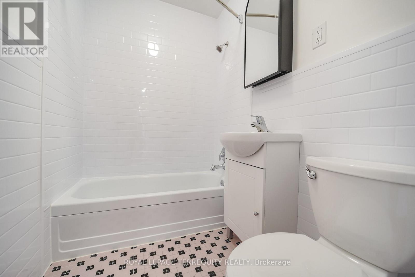 5 - 554 Harvie Avenue Property Photo 6