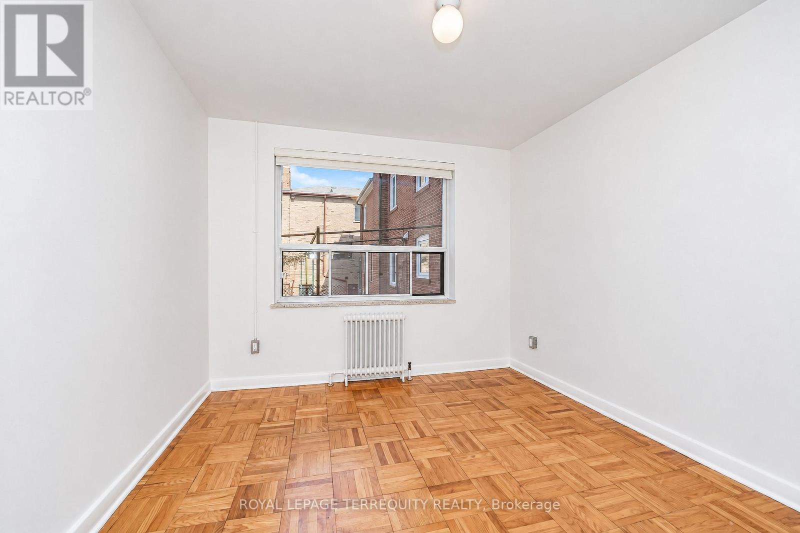 5 - 554 Harvie Avenue Property Photo 7