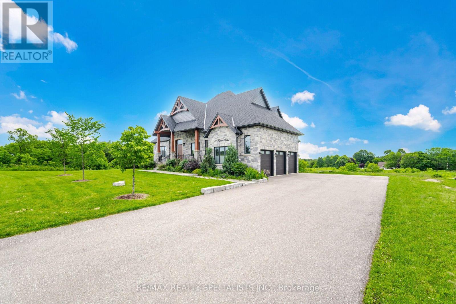 31 Ferrara Drive Property Photo 2