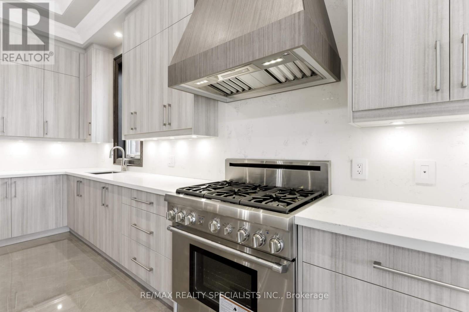 31 Ferrara Drive Property Photo 11