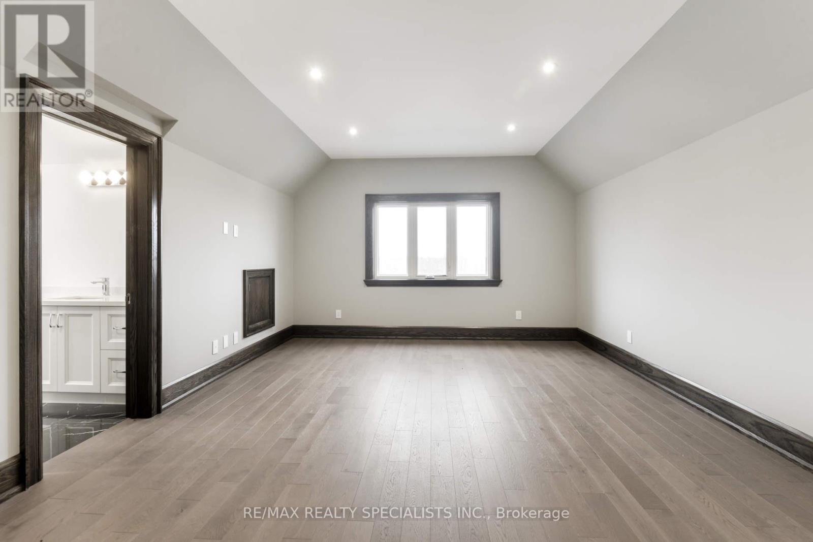 31 Ferrara Drive Property Photo 27