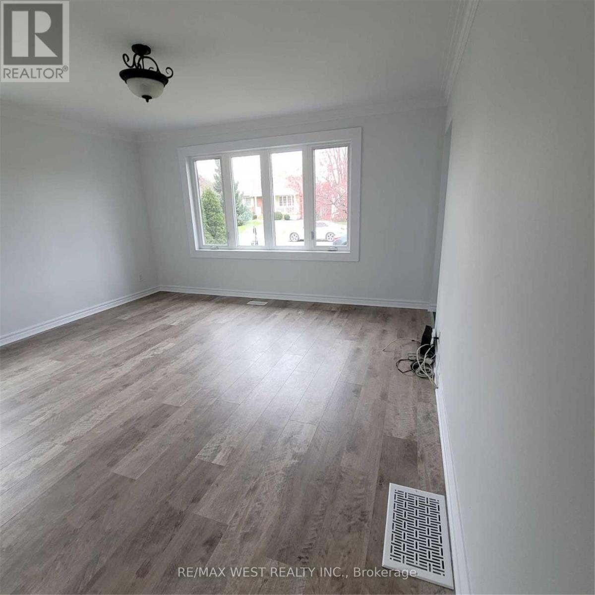 245 Kingsleigh Court Property Photo 2