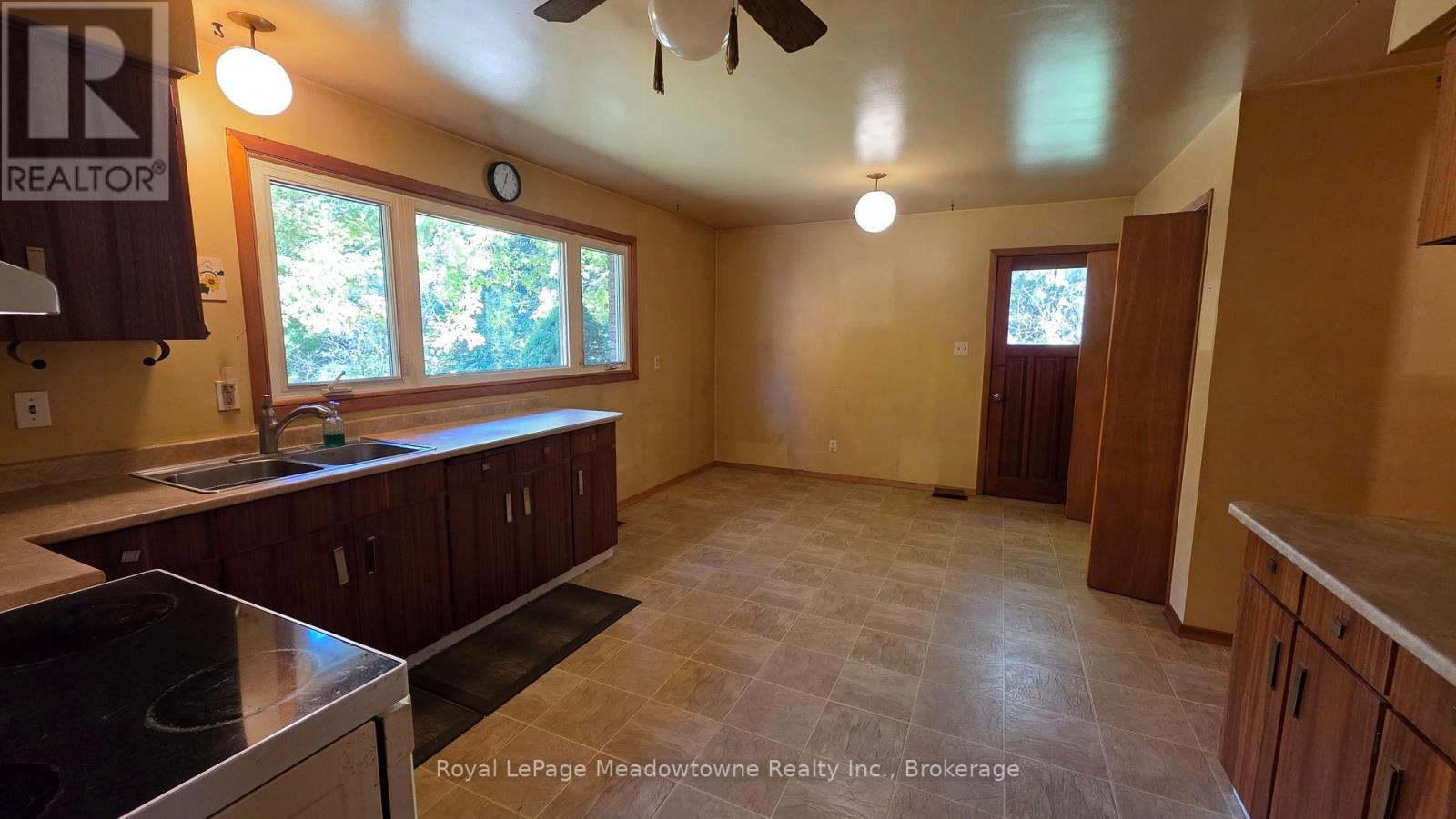 4202 15 Side Road Property Photo 14