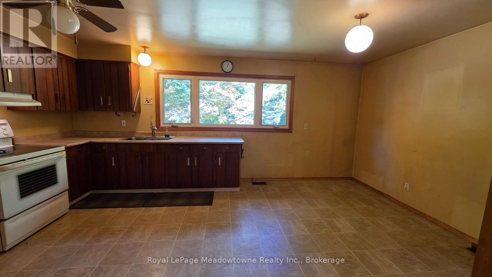 4202 15 Side Road Property Photo 15