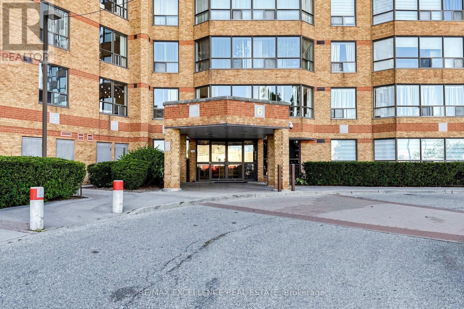524 - 6 Humberline Drive Property Photo 3