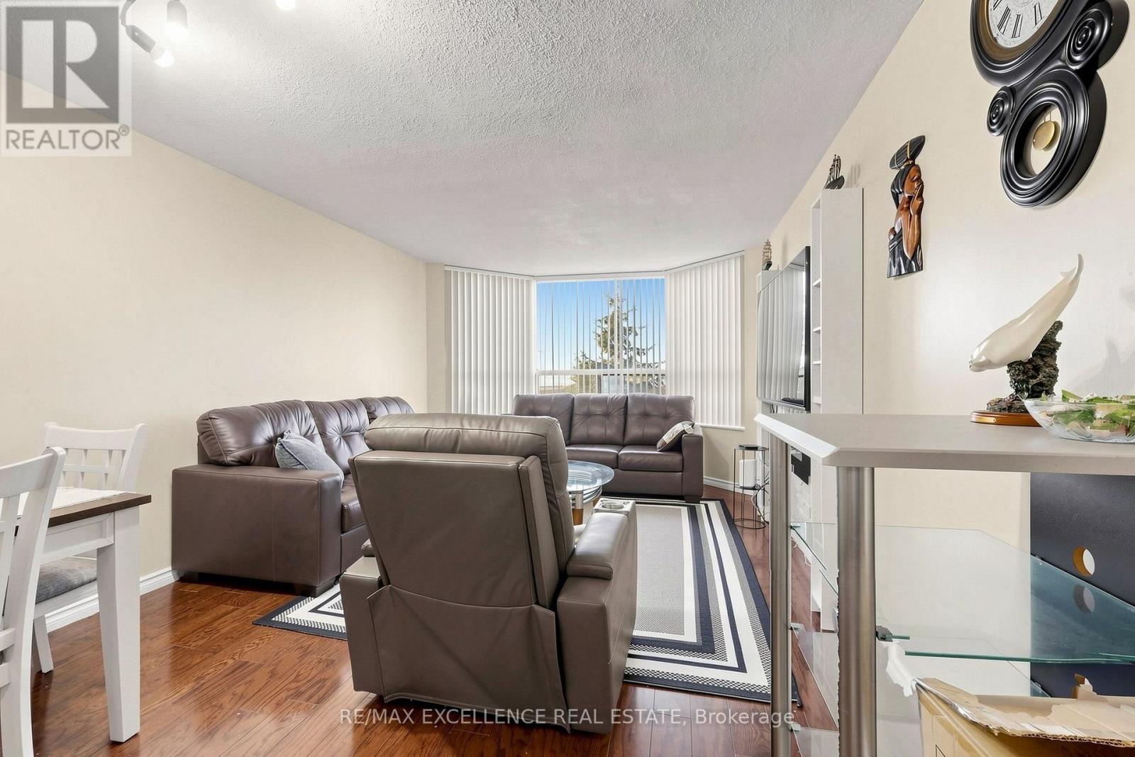 524 - 6 Humberline Drive Property Photo 17