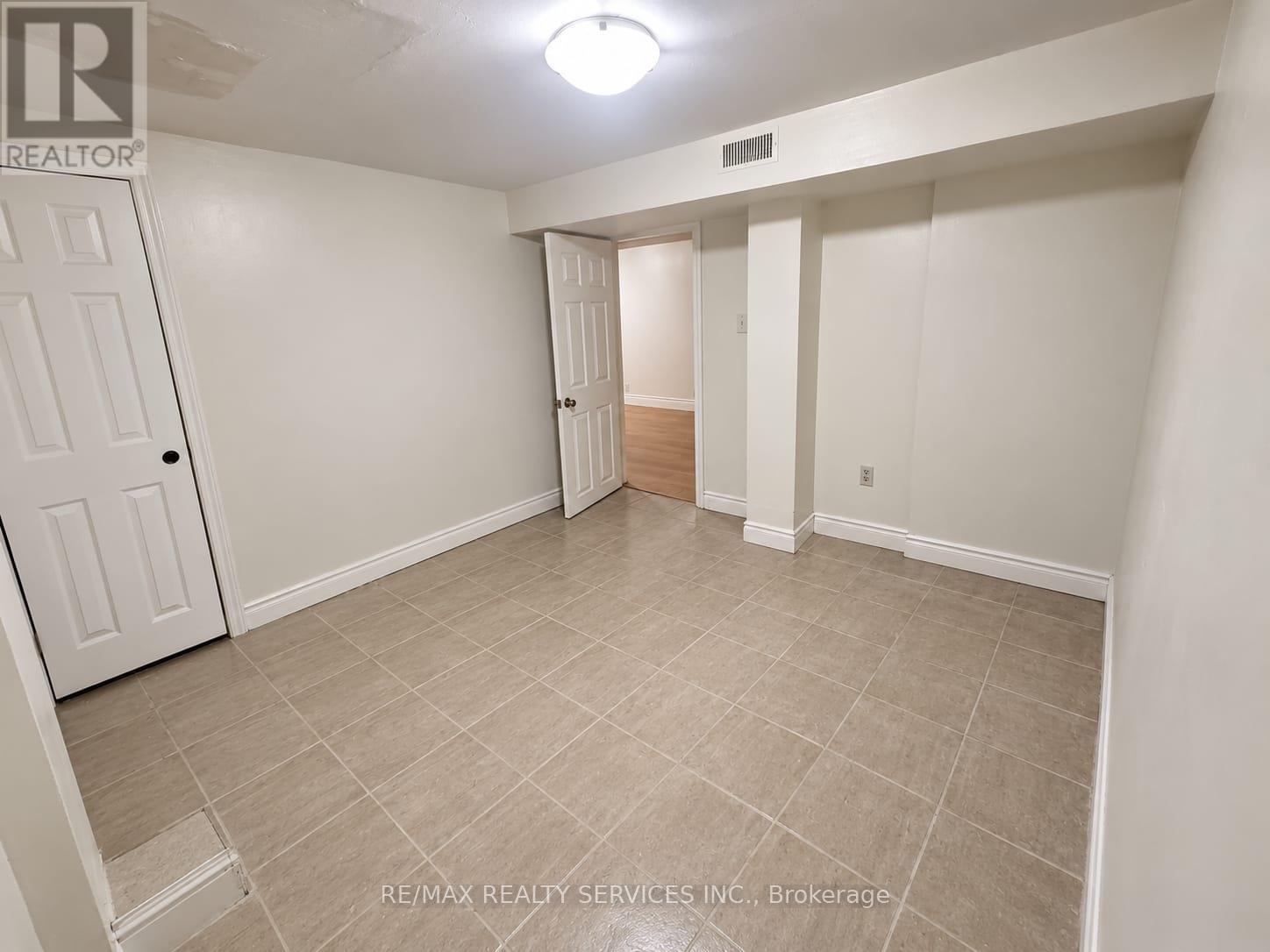 50 Banting Crescent Property Photo 5