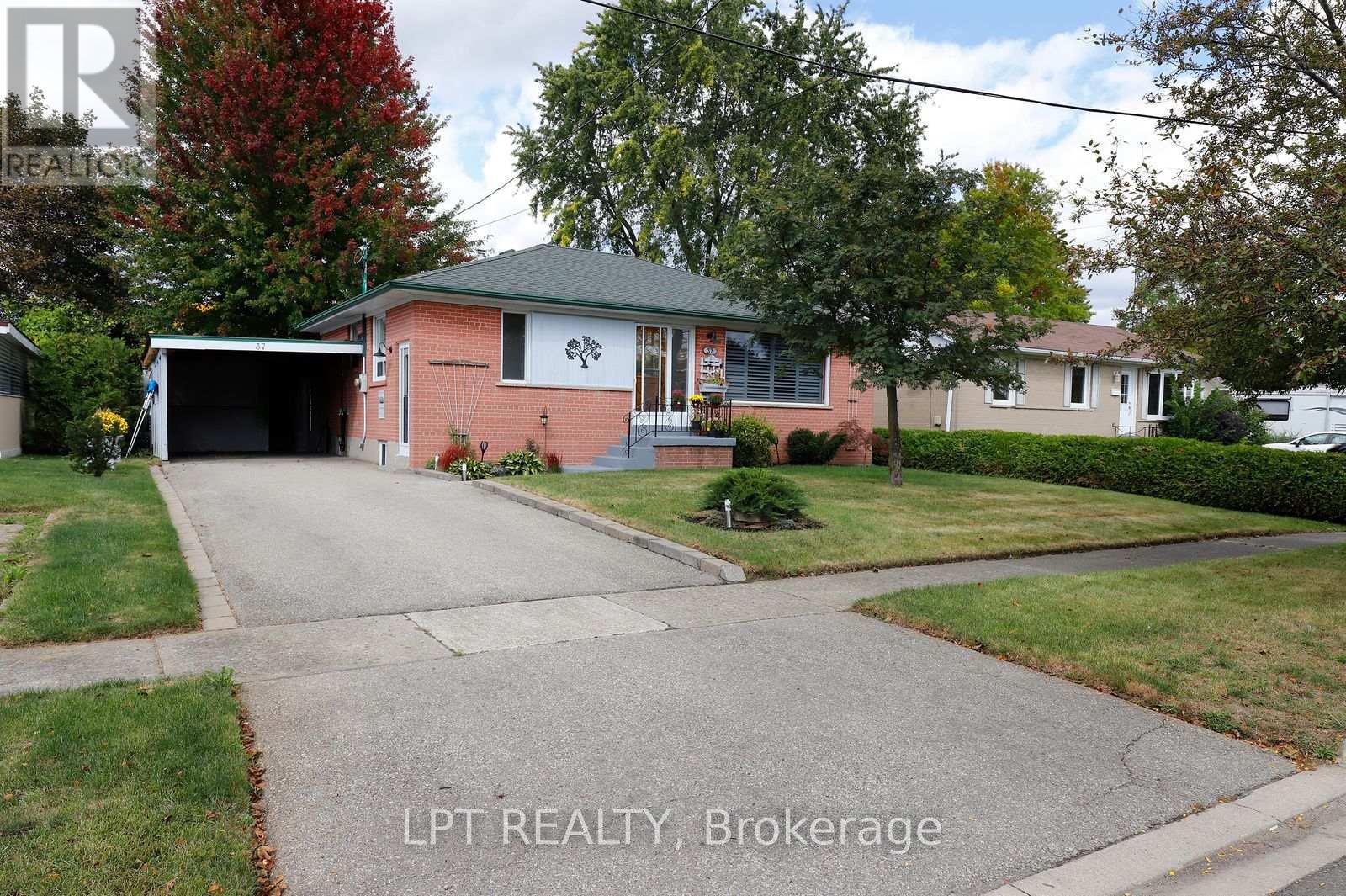 37 Mcgilvray Crescent W Property Photo 1