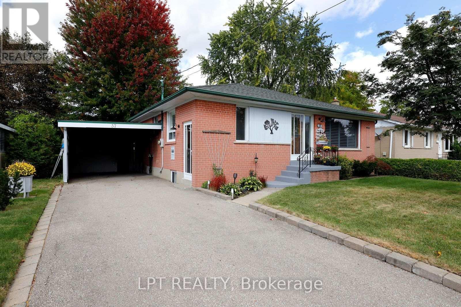 37 Mcgilvray Crescent W Property Photo 2