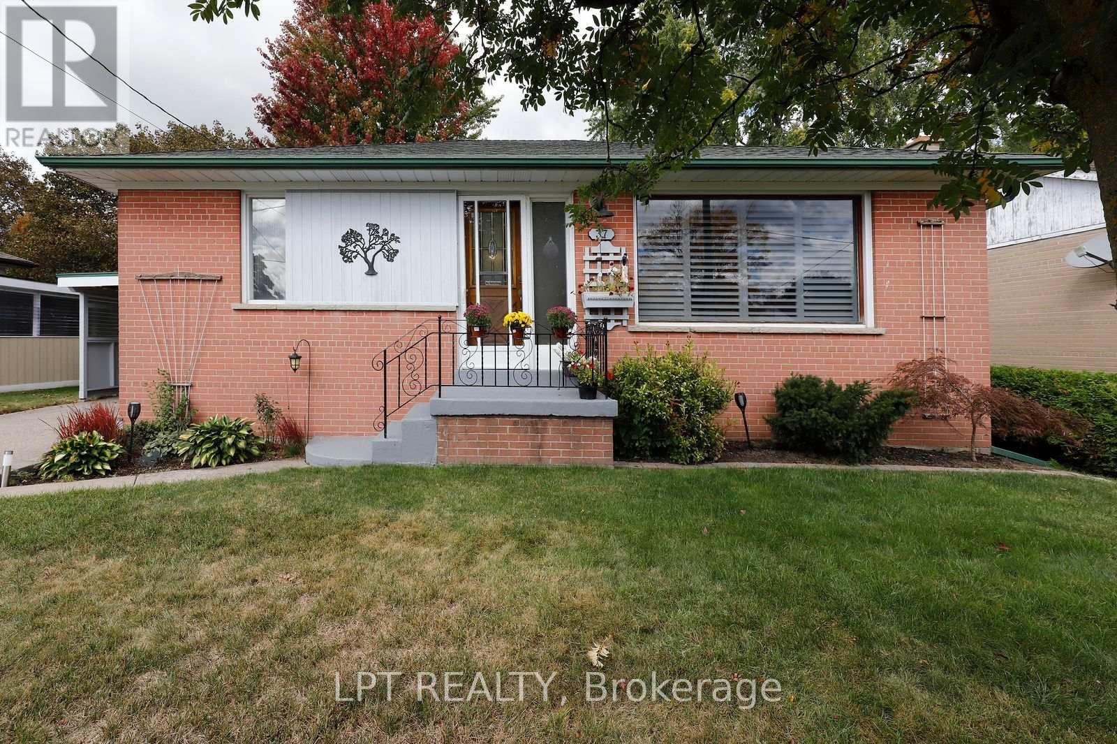 37 Mcgilvray Crescent W Property Photo 3