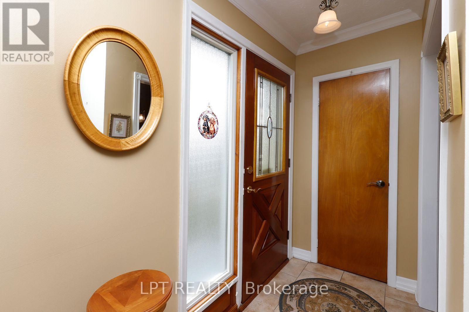 37 Mcgilvray Crescent W Property Photo 4