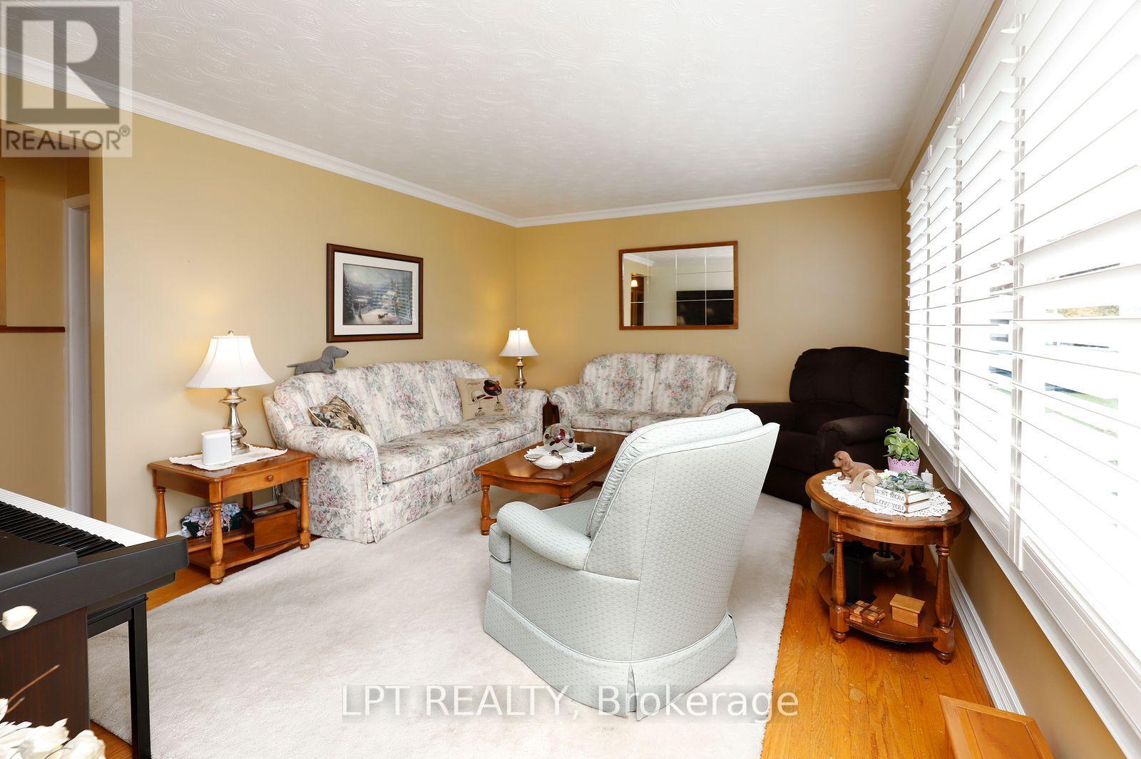 37 Mcgilvray Crescent W Property Photo 5