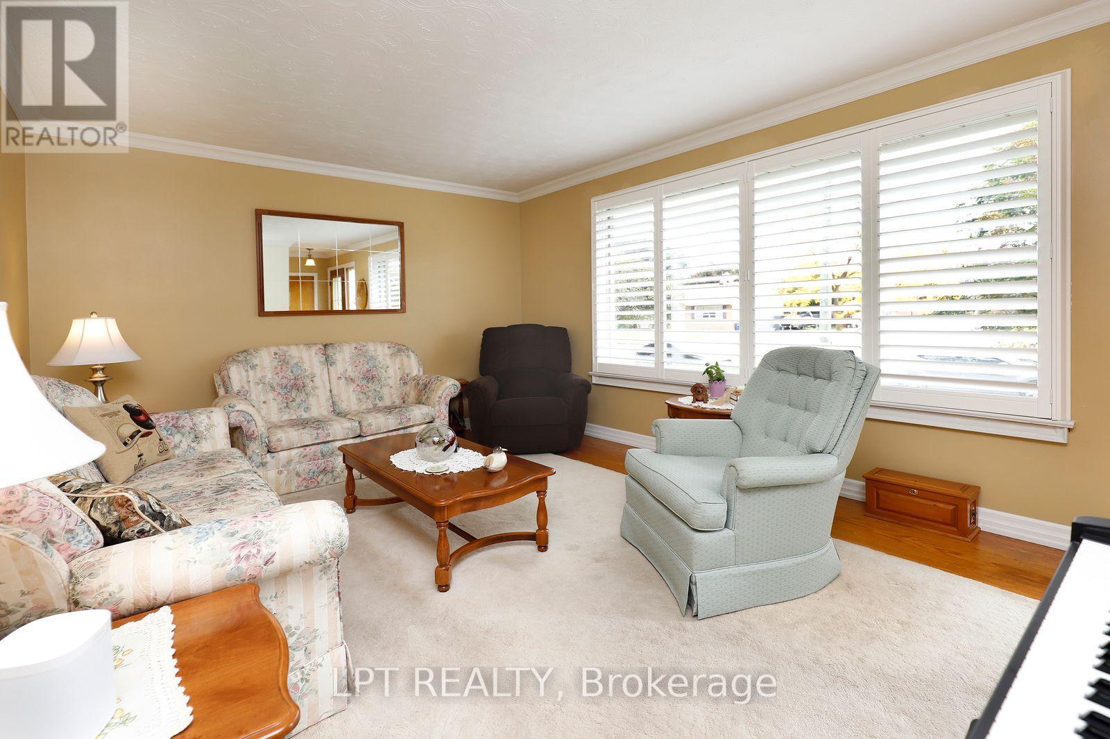 37 Mcgilvray Crescent W Property Photo 6
