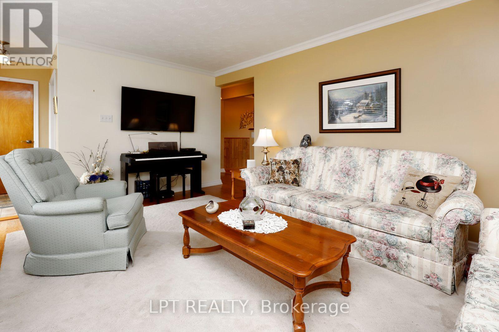 37 Mcgilvray Crescent W Property Photo 8