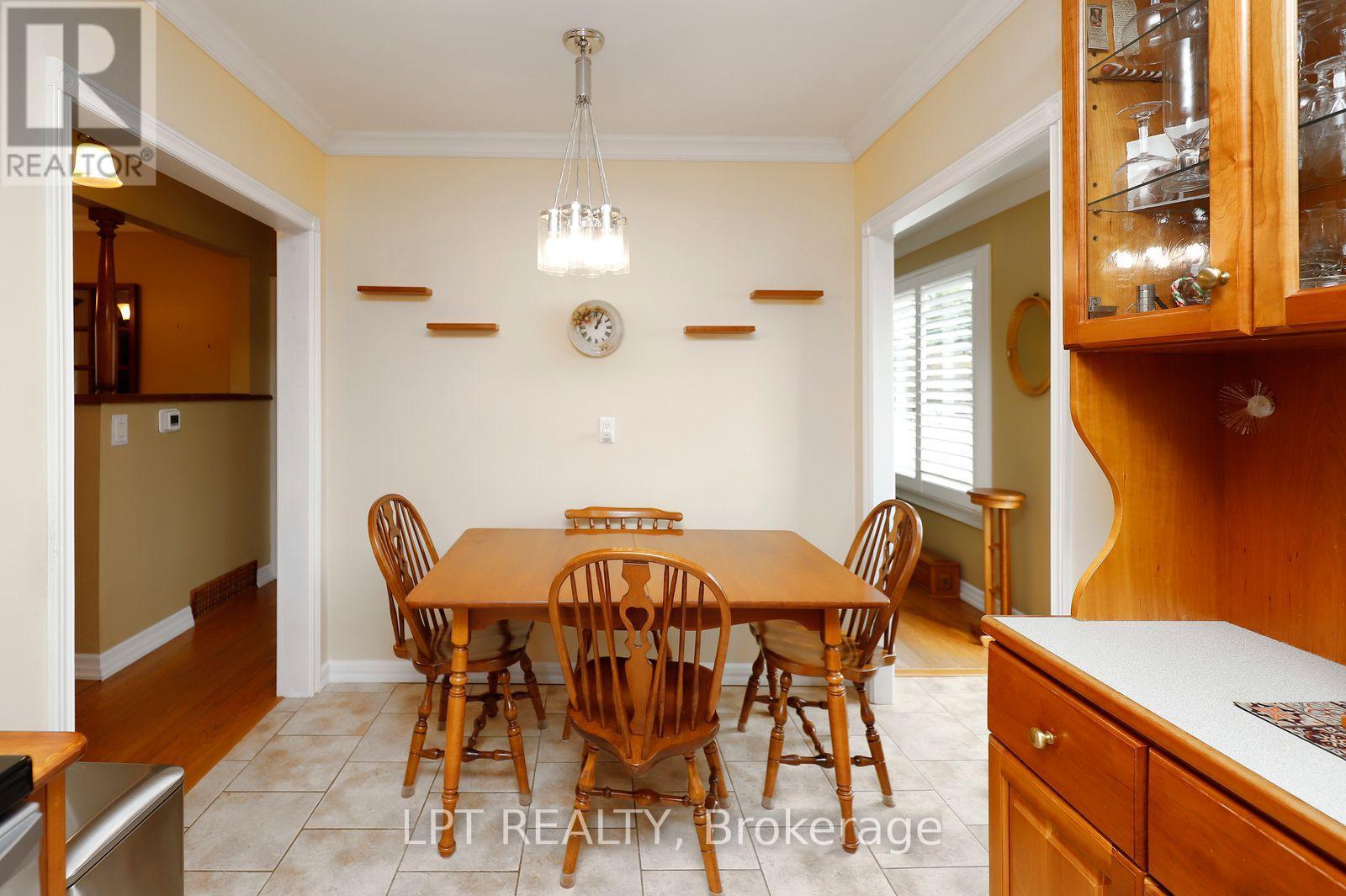 37 Mcgilvray Crescent W Property Photo 9