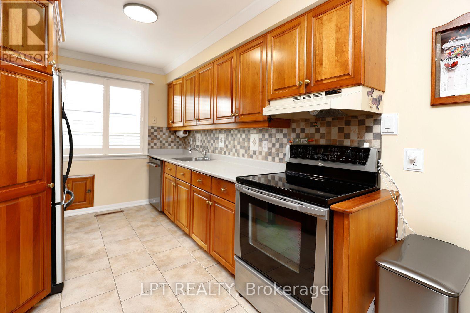 37 Mcgilvray Crescent W Property Photo 14