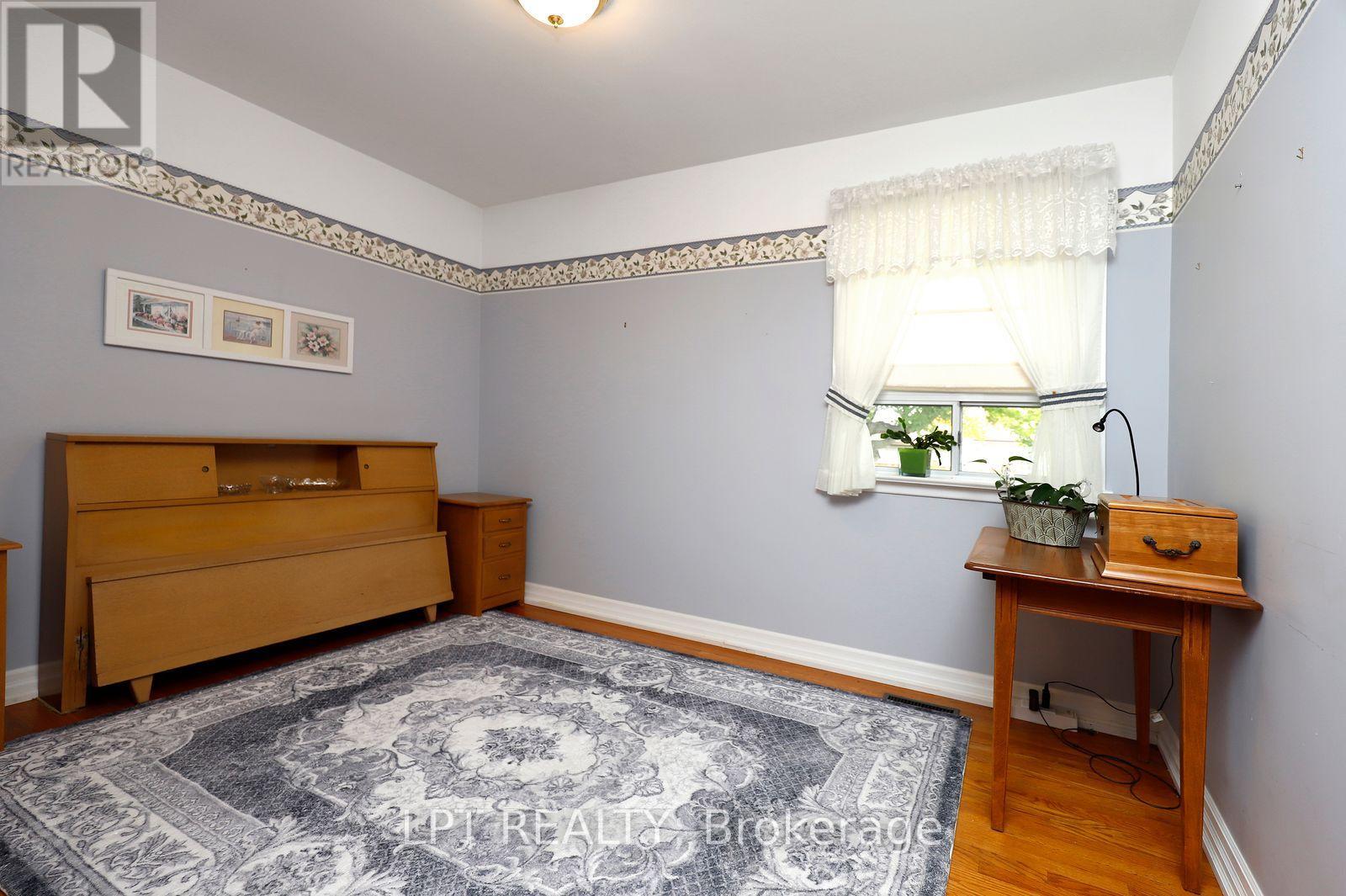 37 Mcgilvray Crescent W Property Photo 23