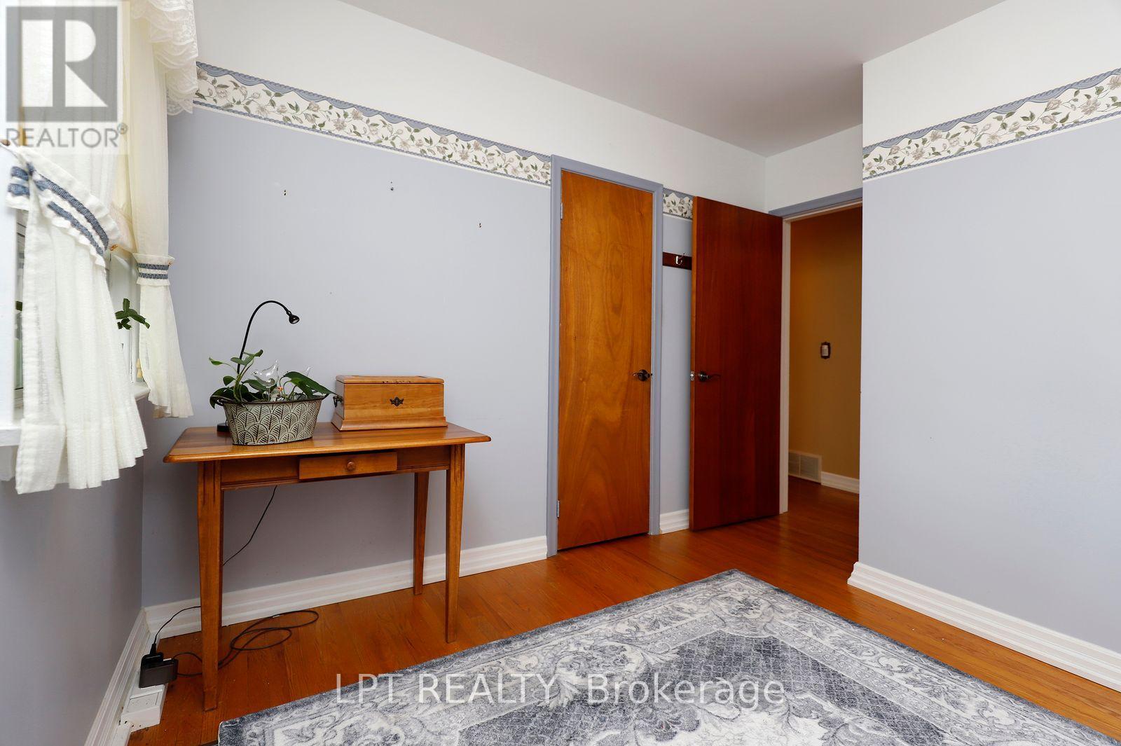 37 Mcgilvray Crescent W Property Photo 24