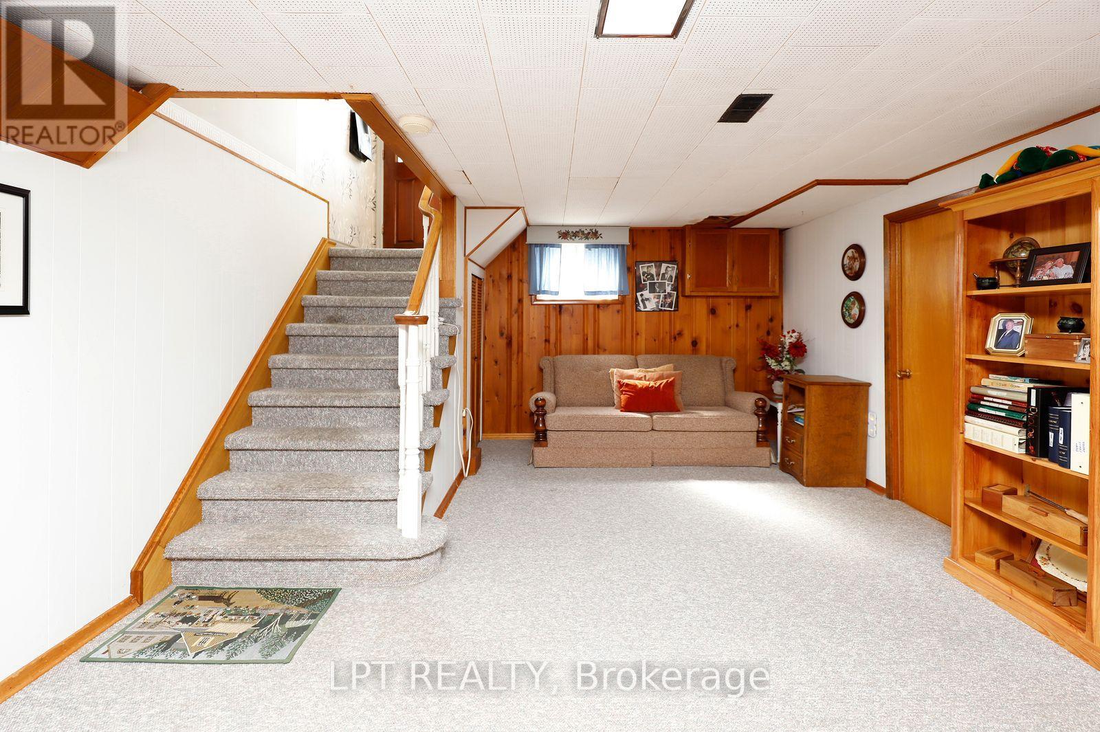 37 Mcgilvray Crescent W Property Photo 26