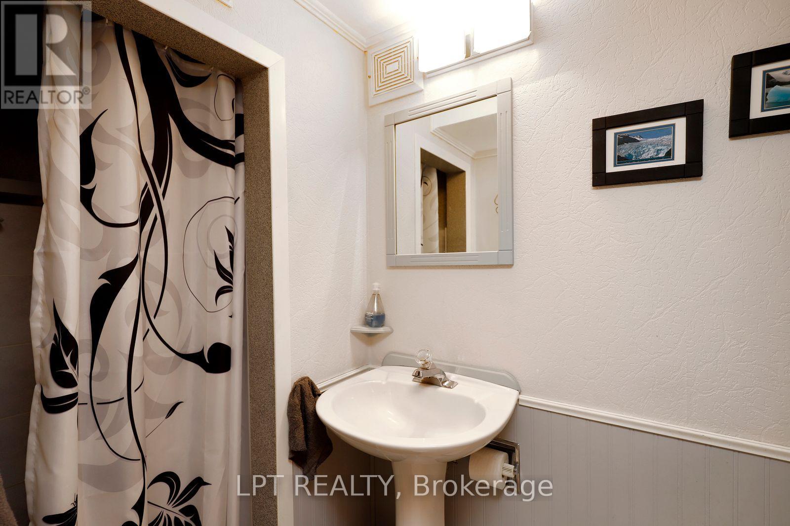 37 Mcgilvray Crescent W Property Photo 32
