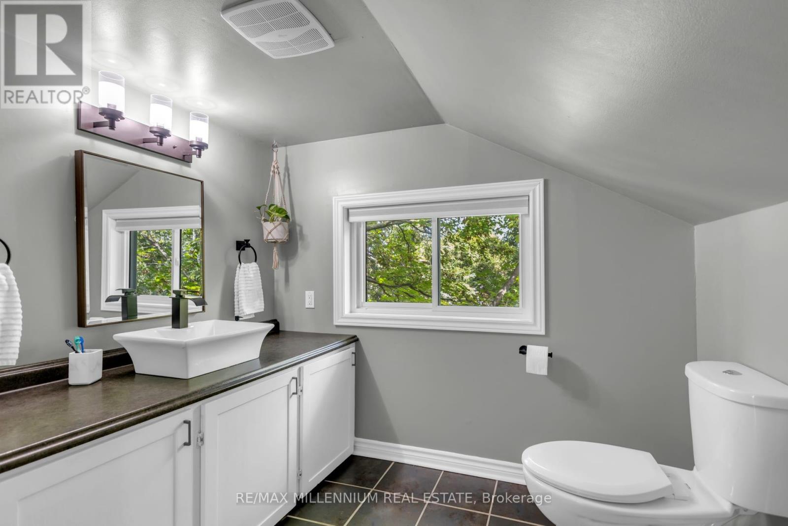 1537 Queen Street E Property Photo 9