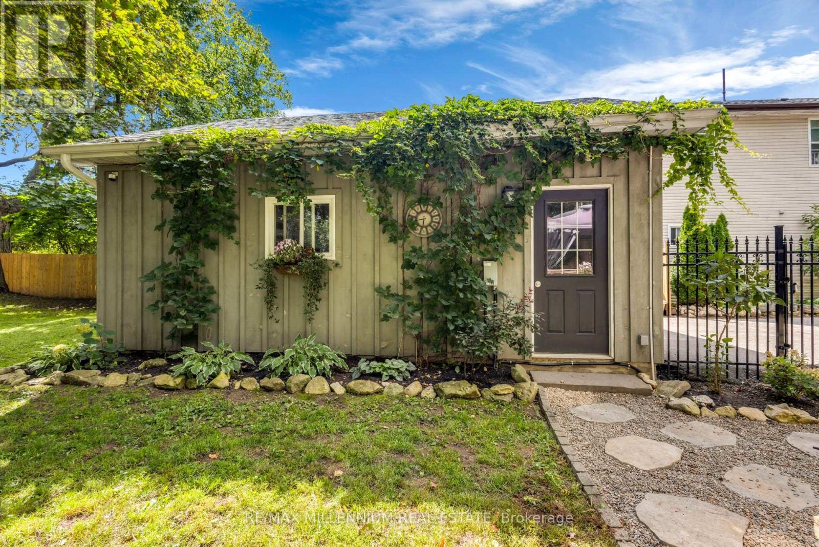 1537 Queen Street E Property Photo 12