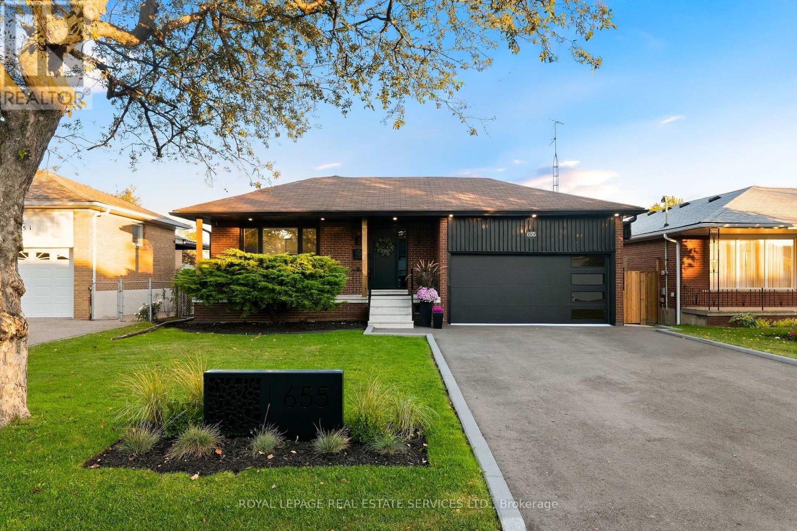 655 Netherton Crescent Property Photo 2