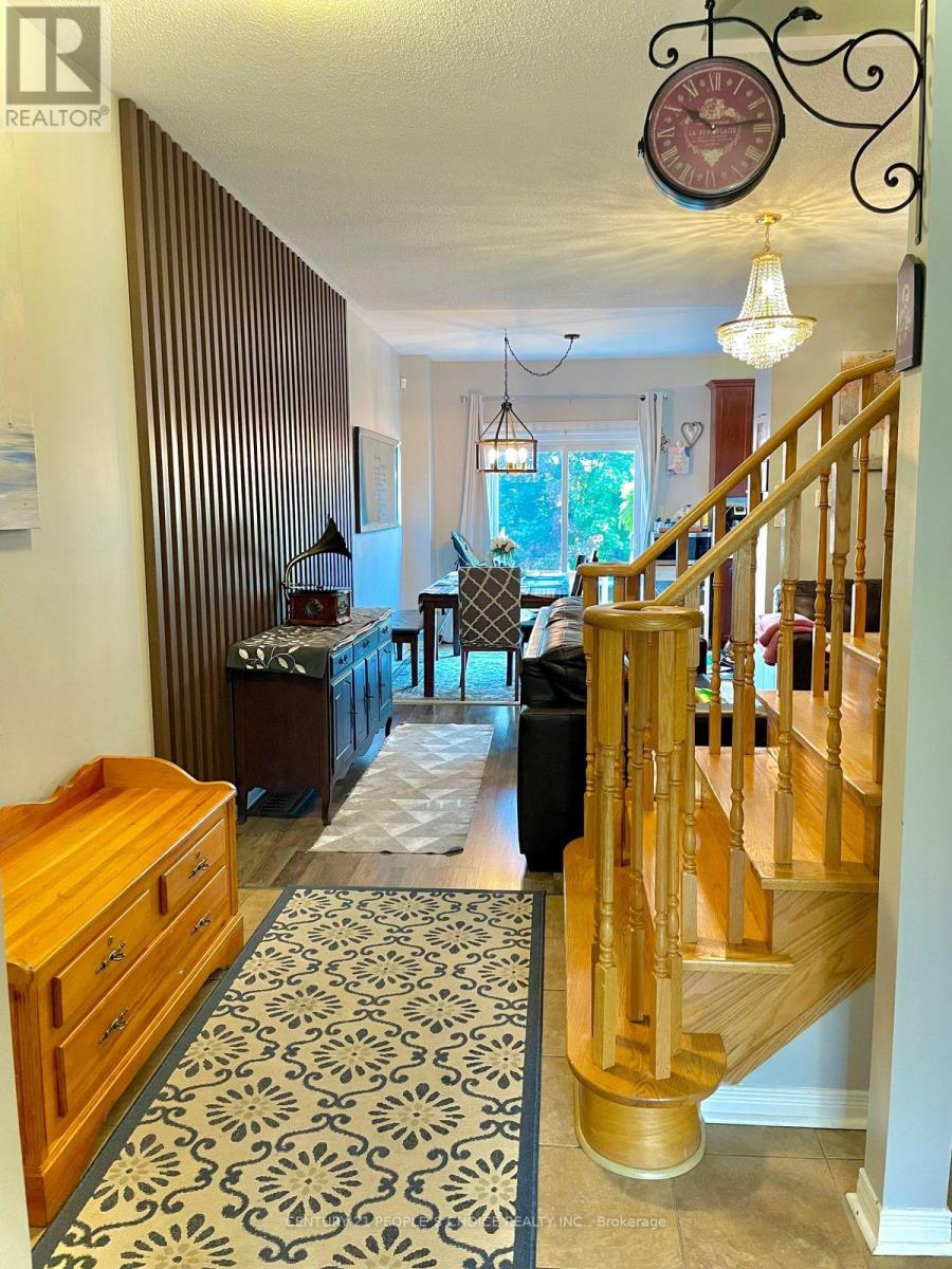 98 Niagara Trail Property Photo 4