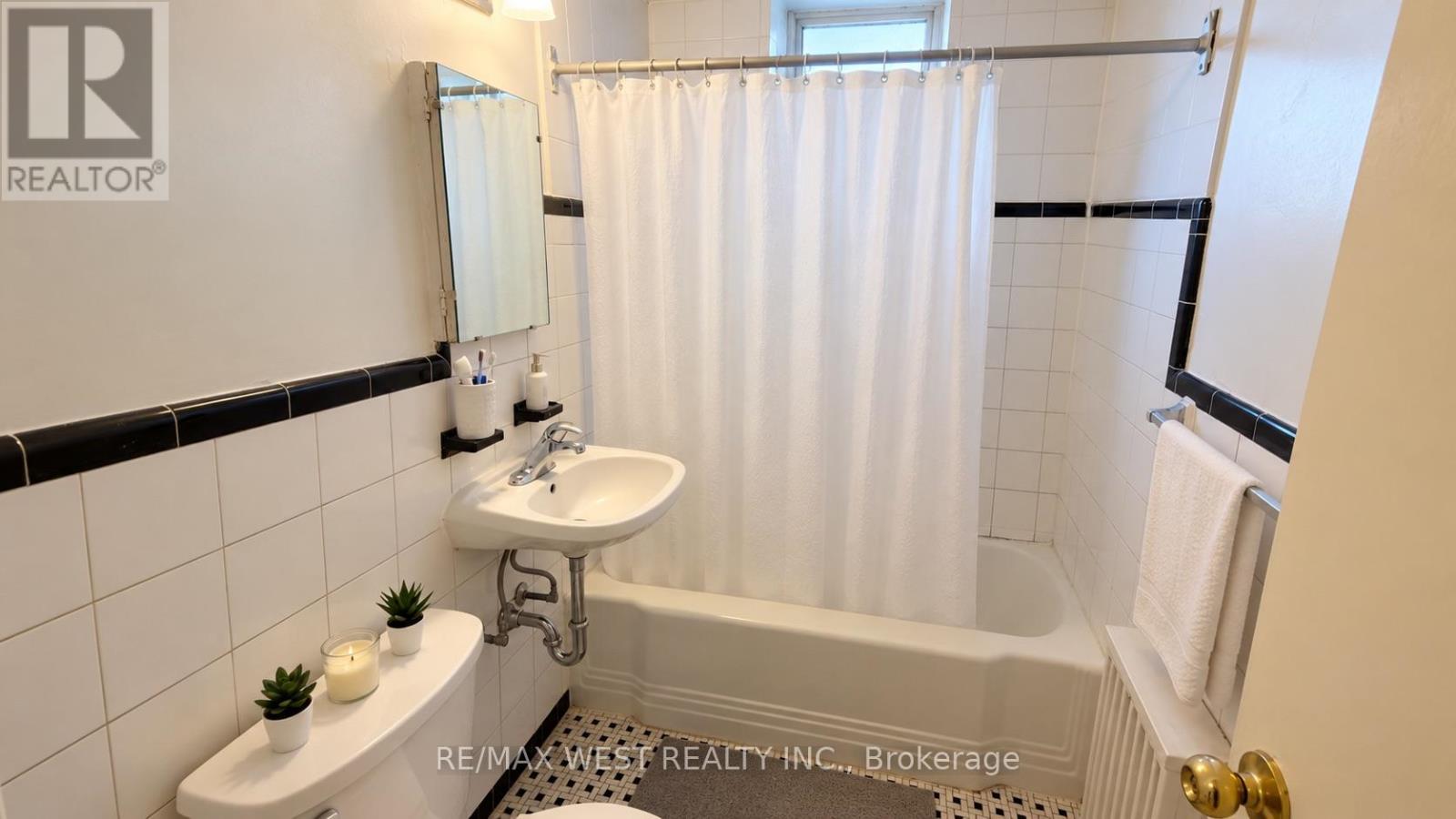 29 - 10 Crown Hill Place Property Photo 5
