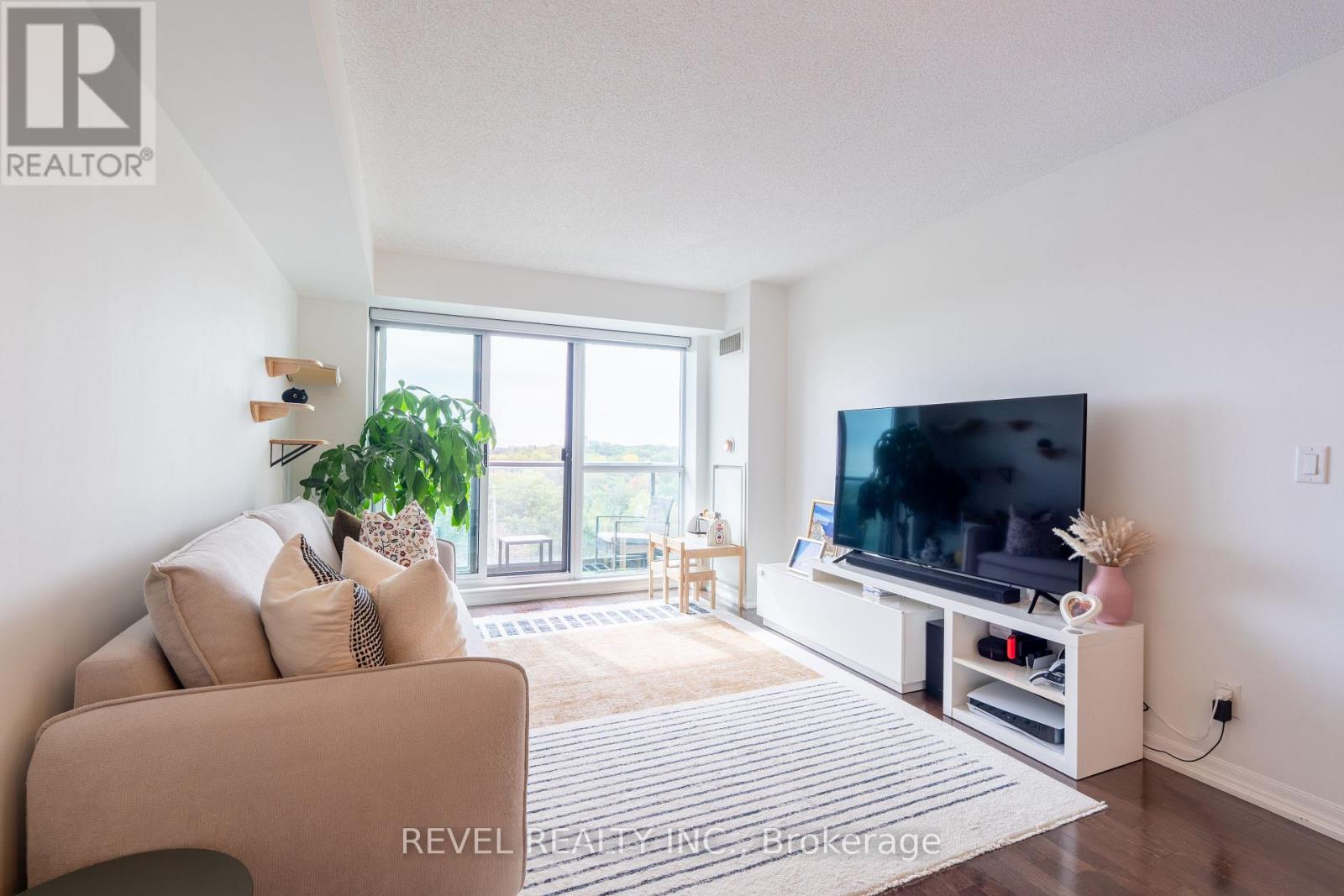 603 - 1403 Royal York Road Property Photo 3