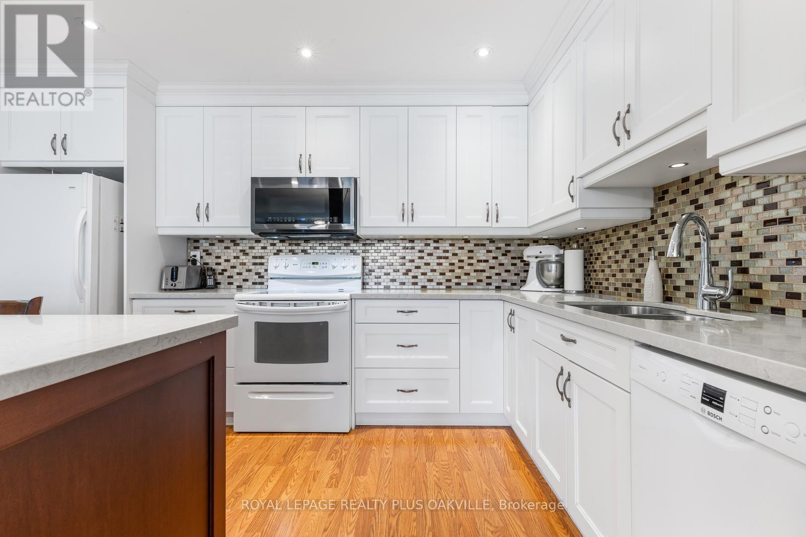 102 - 2175 Marine Drive Property Photo 7