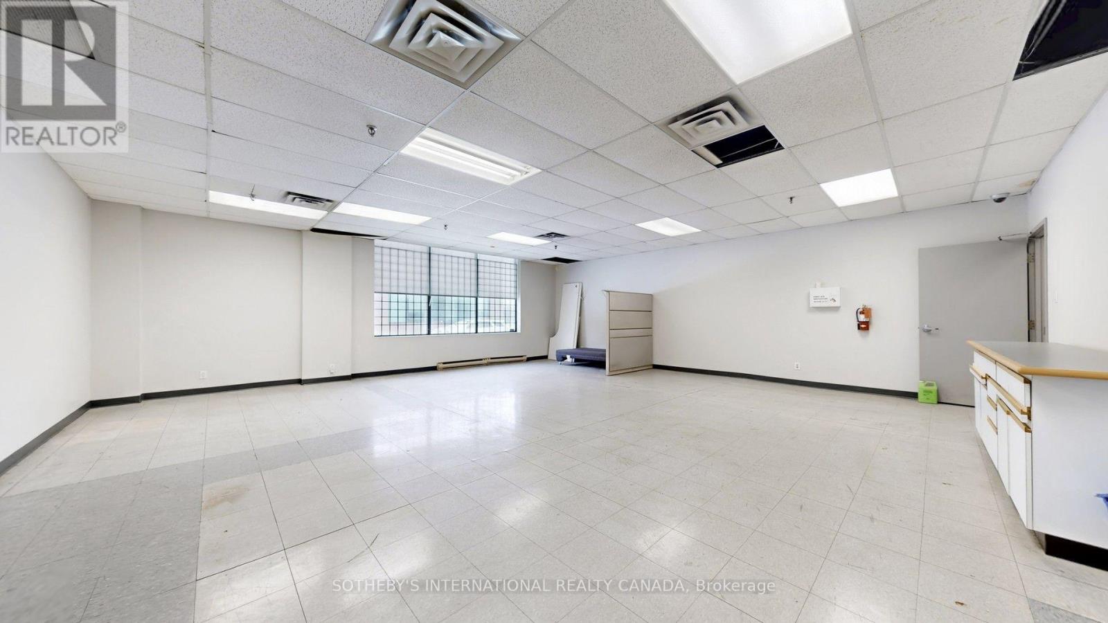 180 Traders Boulevard E Property Photo 15