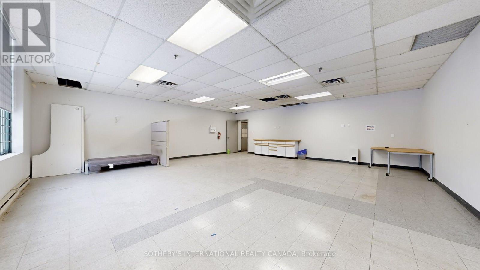 180 Traders Boulevard E Property Photo 16