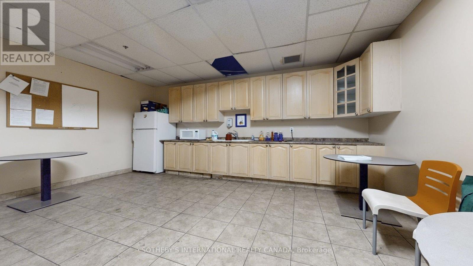 180 Traders Boulevard E Property Photo 17