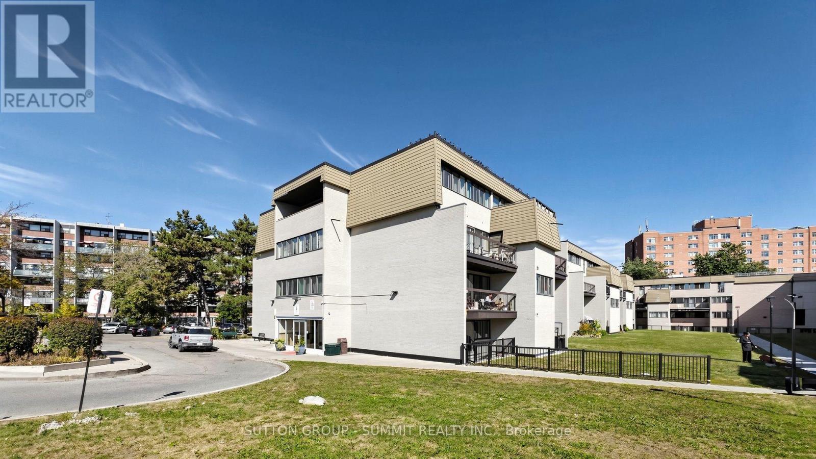228 - 2095 ROCHE COURT N