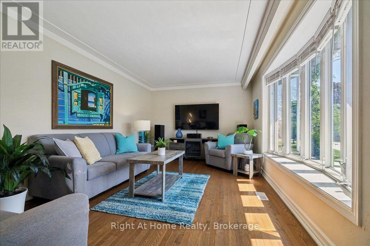 275 Kent Crescent Property Photo 1