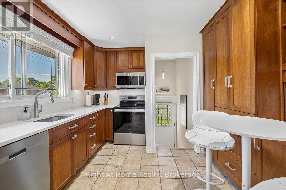 275 Kent Crescent Property Photo 2