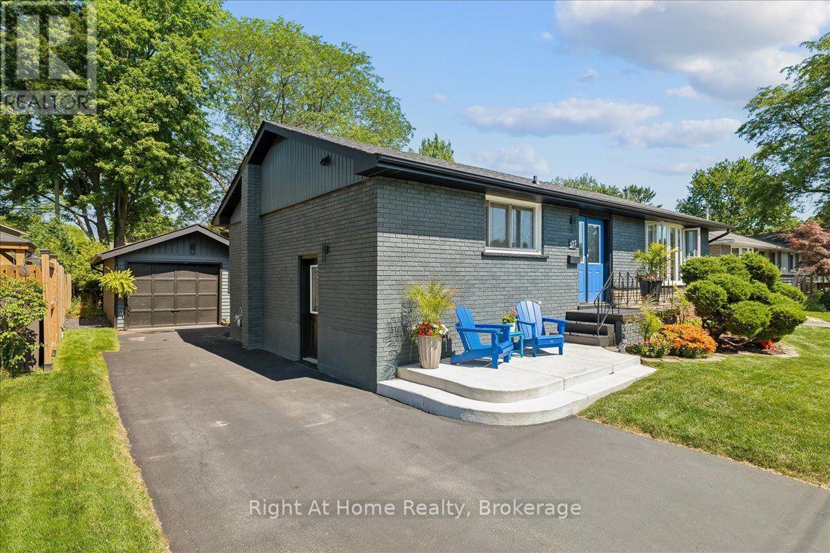275 Kent Crescent Property Photo 3