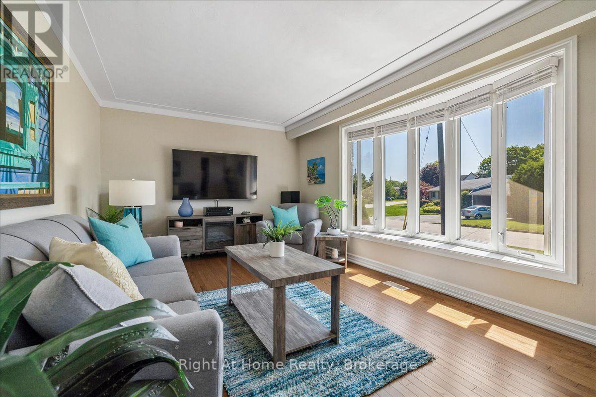 275 Kent Crescent Property Photo 9