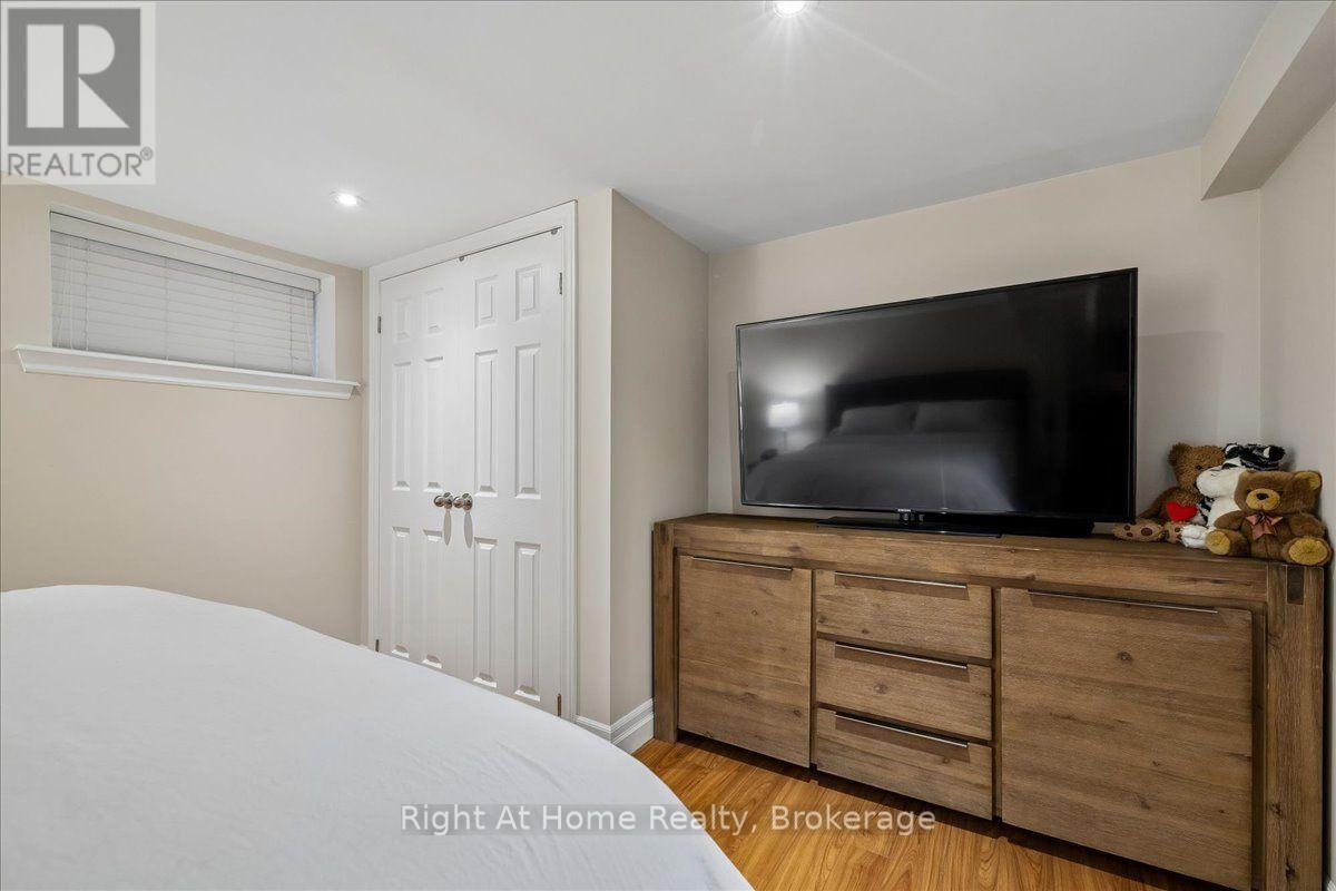 275 Kent Crescent Property Photo 34