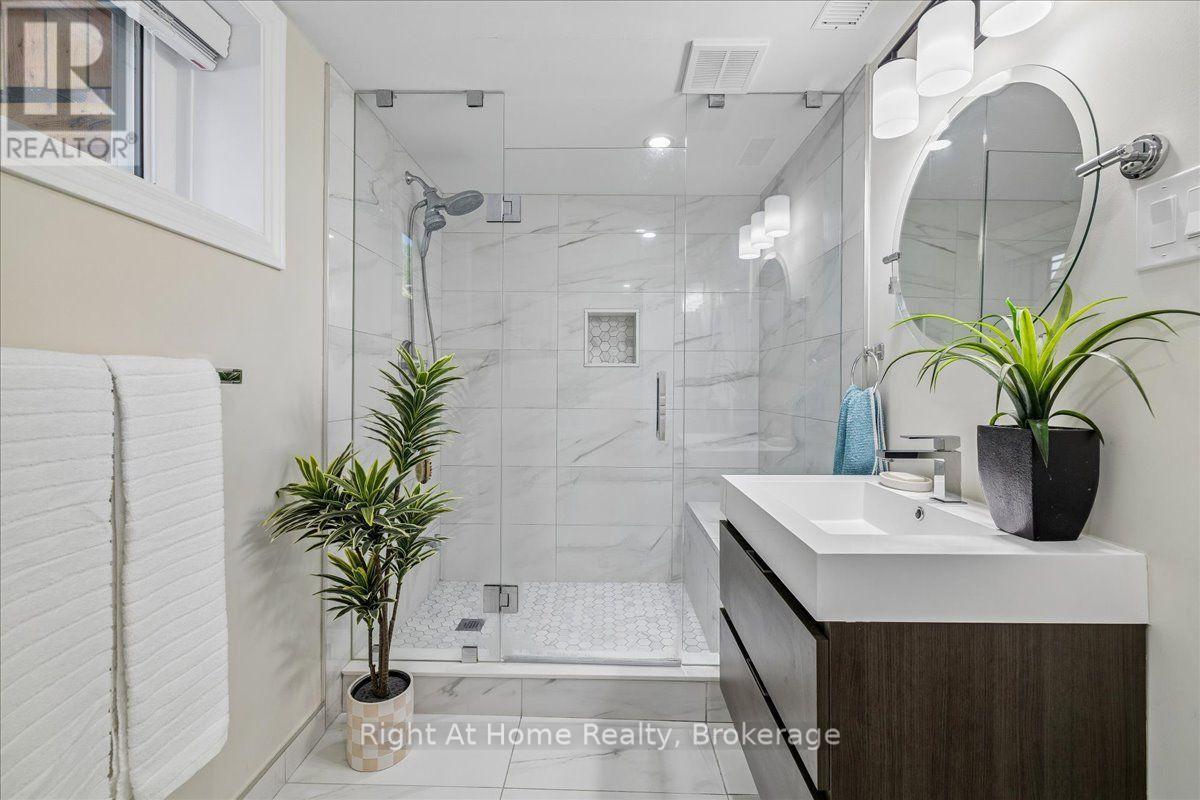 275 Kent Crescent Property Photo 35
