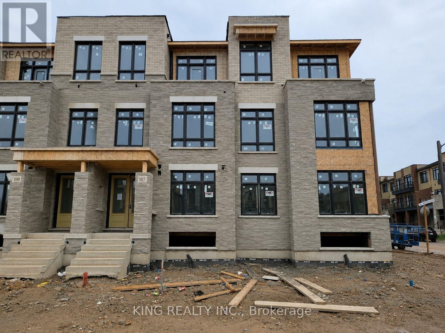 107 Jack Bowerbank Boulevard Photo de la propriété 1