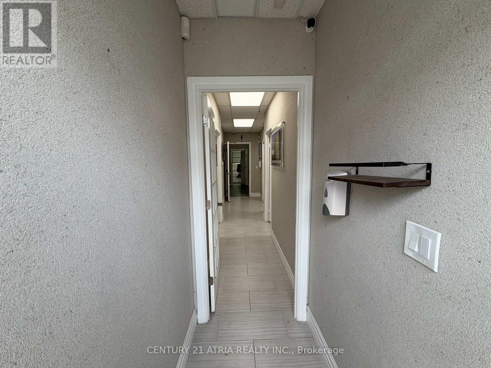 14 - 755 Queensway Property Photo 7