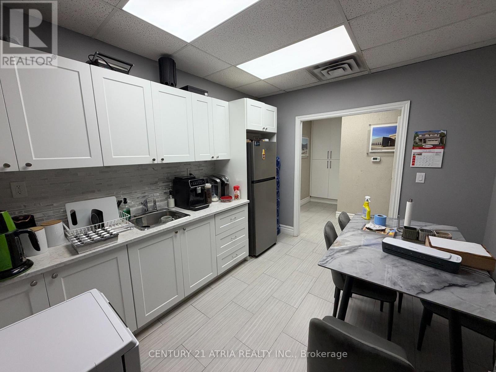 14 - 755 Queensway Property Photo 14