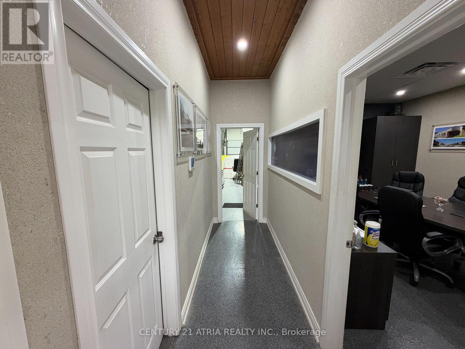 14 - 755 Queensway Property Photo 16