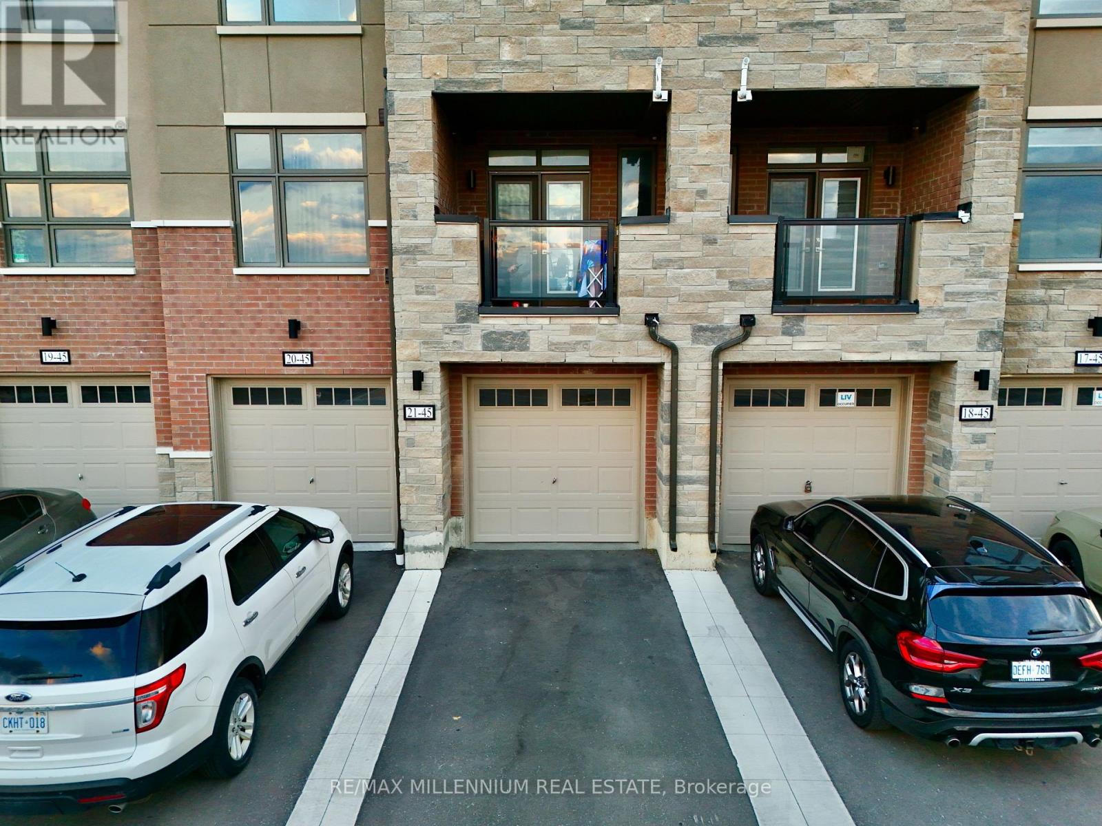 21 - 45 Fieldridge Crescent Property Photo 5