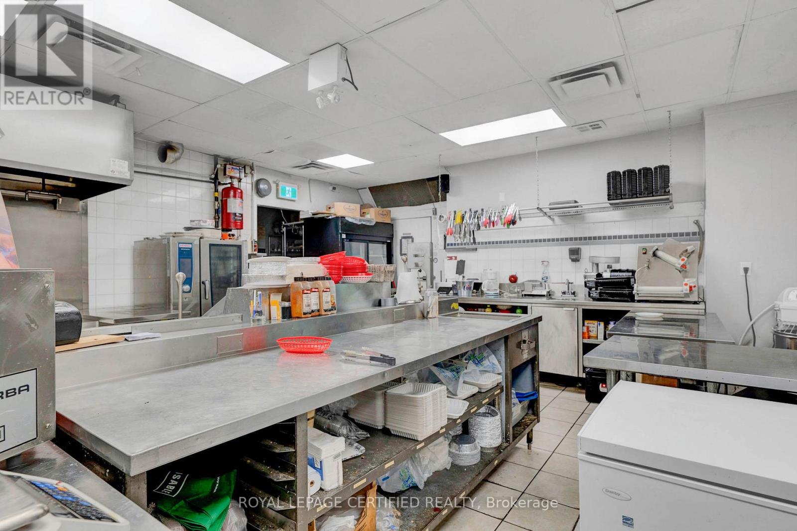 5025 Steeles Avenue W Property Photo 11