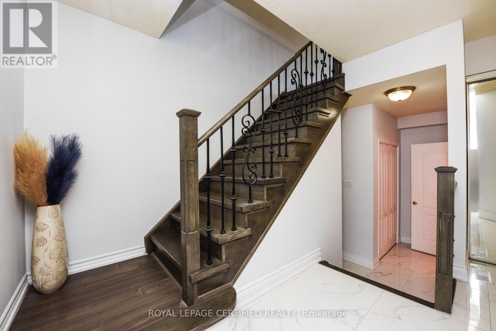 6037 Clover Ridge Crescent Property Photo 2