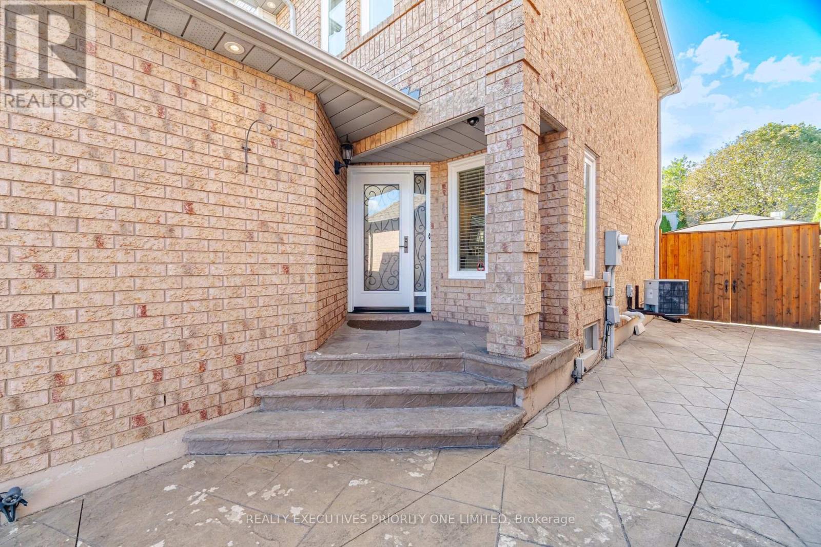 8 Waterbury Street Property Photo 3
