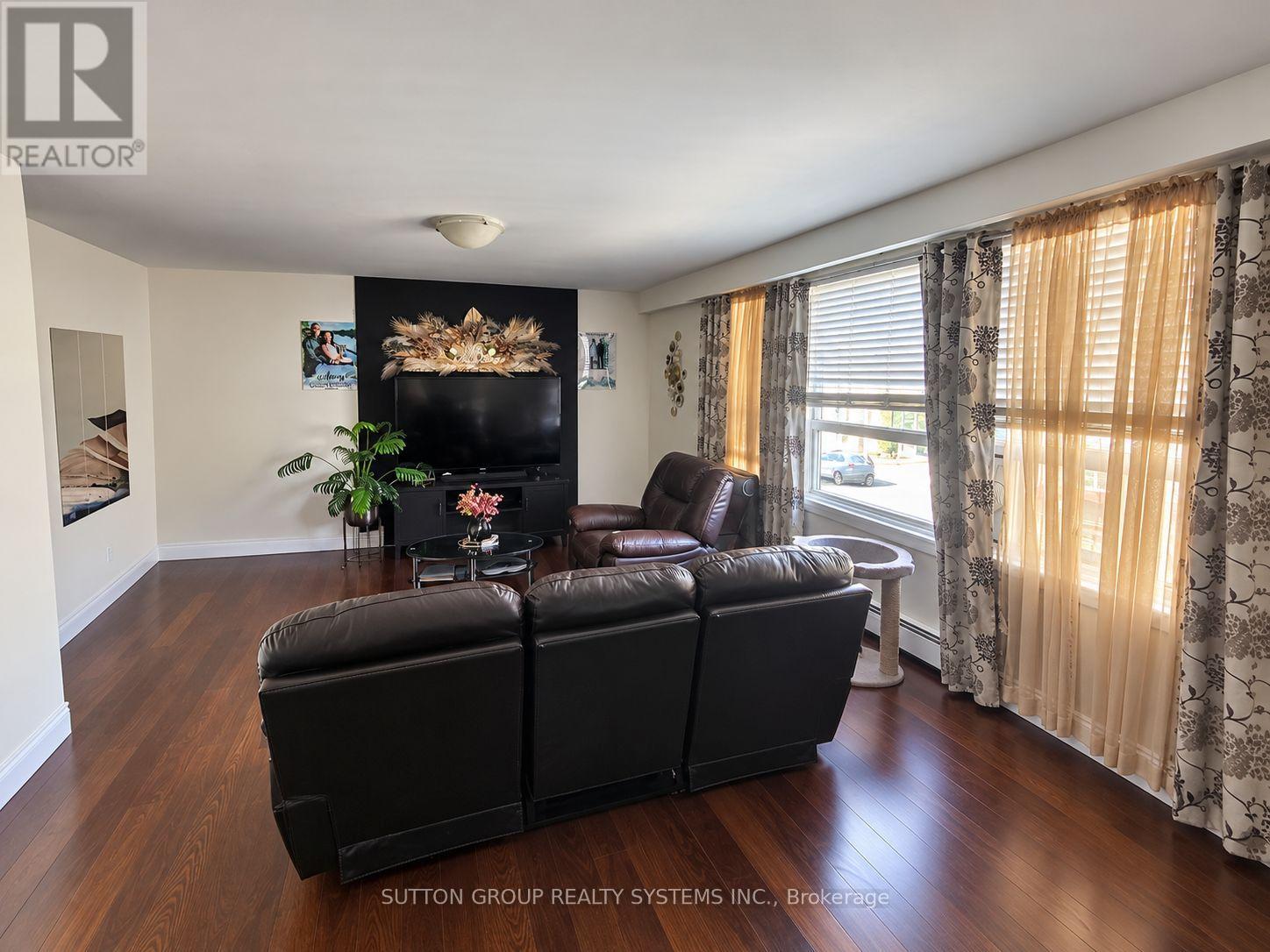 #1- 2nd Floor Front Apart - 2601 Eglinton Avenue W Property Photo 2